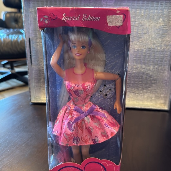 1997 Valentine Barbie - Picture 1 of 6
